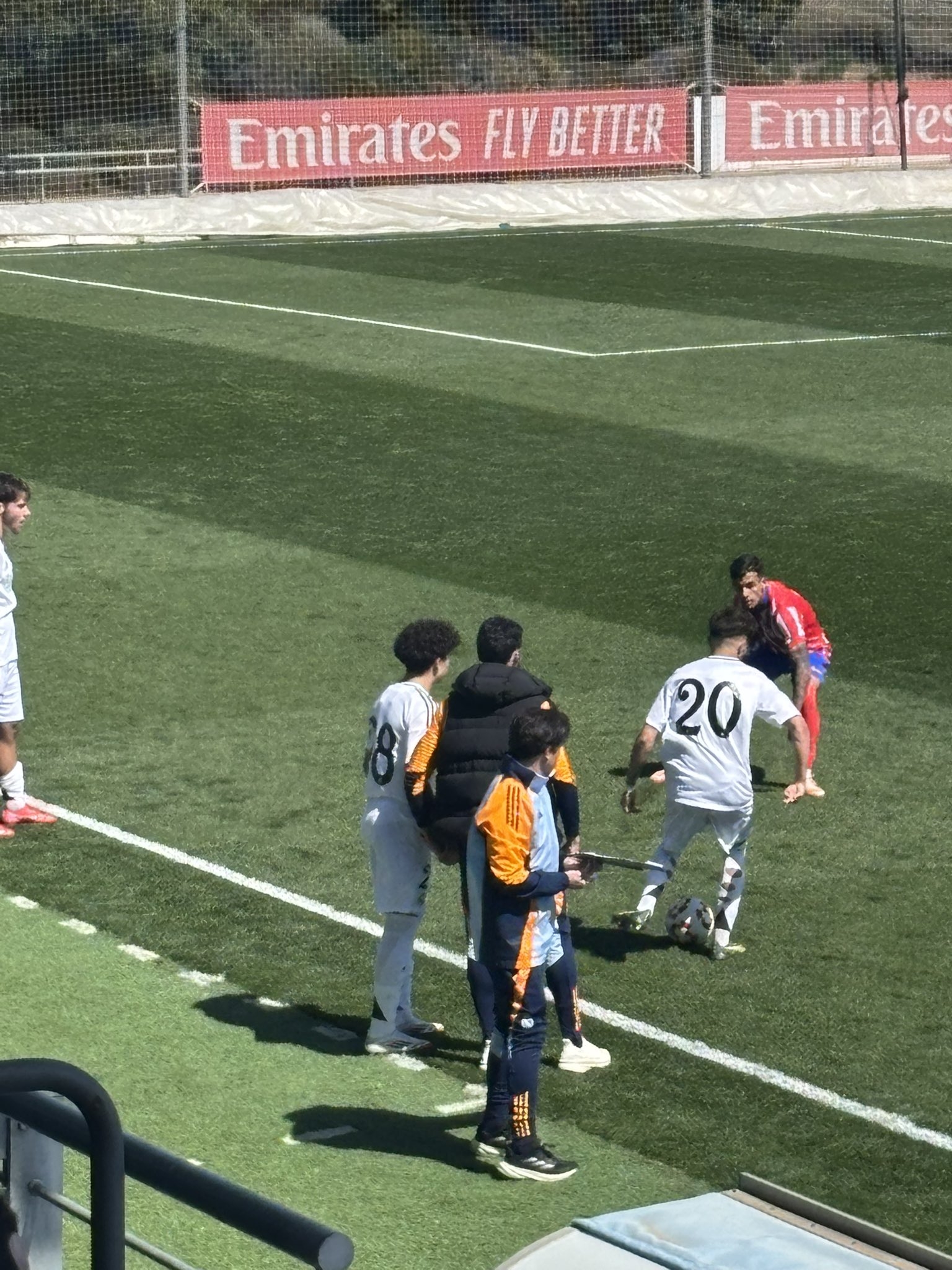 天賦滿滿！馬塞洛15歲兒子恩佐皇馬U19首秀，登場(chǎng)5分鐘腳后跟助攻