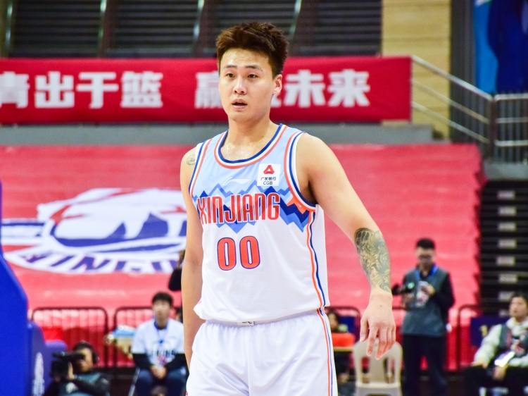 狀態不俗！趙睿半場9中4拿到15分5籃板